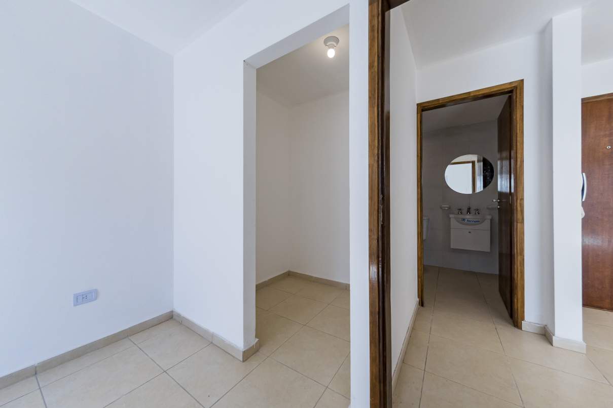 VENTA. DEPARTAMENTO A ESTRENAR. 1 DORMITORIO CON VESTIDOR. PATIO CON PASTO. ALBERDI. CÓRDOBA.