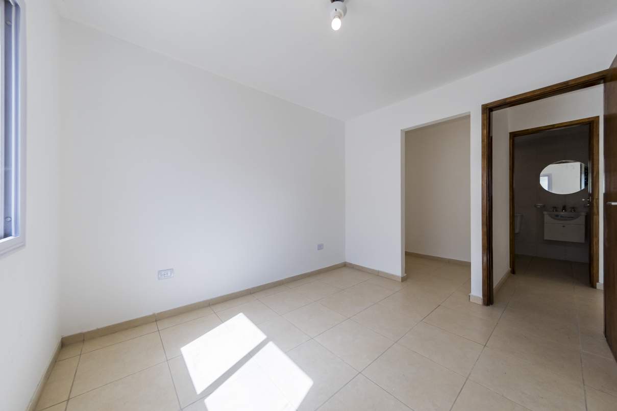VENTA. DEPARTAMENTO A ESTRENAR. 1 DORMITORIO CON VESTIDOR. PATIO CON PASTO. ALBERDI. CÓRDOBA.