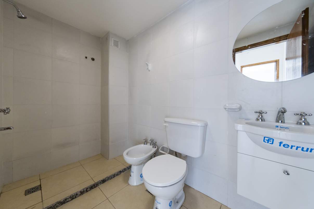VENTA. DEPARTAMENTO A ESTRENAR. 1 DORMITORIO CON VESTIDOR. PATIO CON PASTO. ALBERDI. CÓRDOBA.