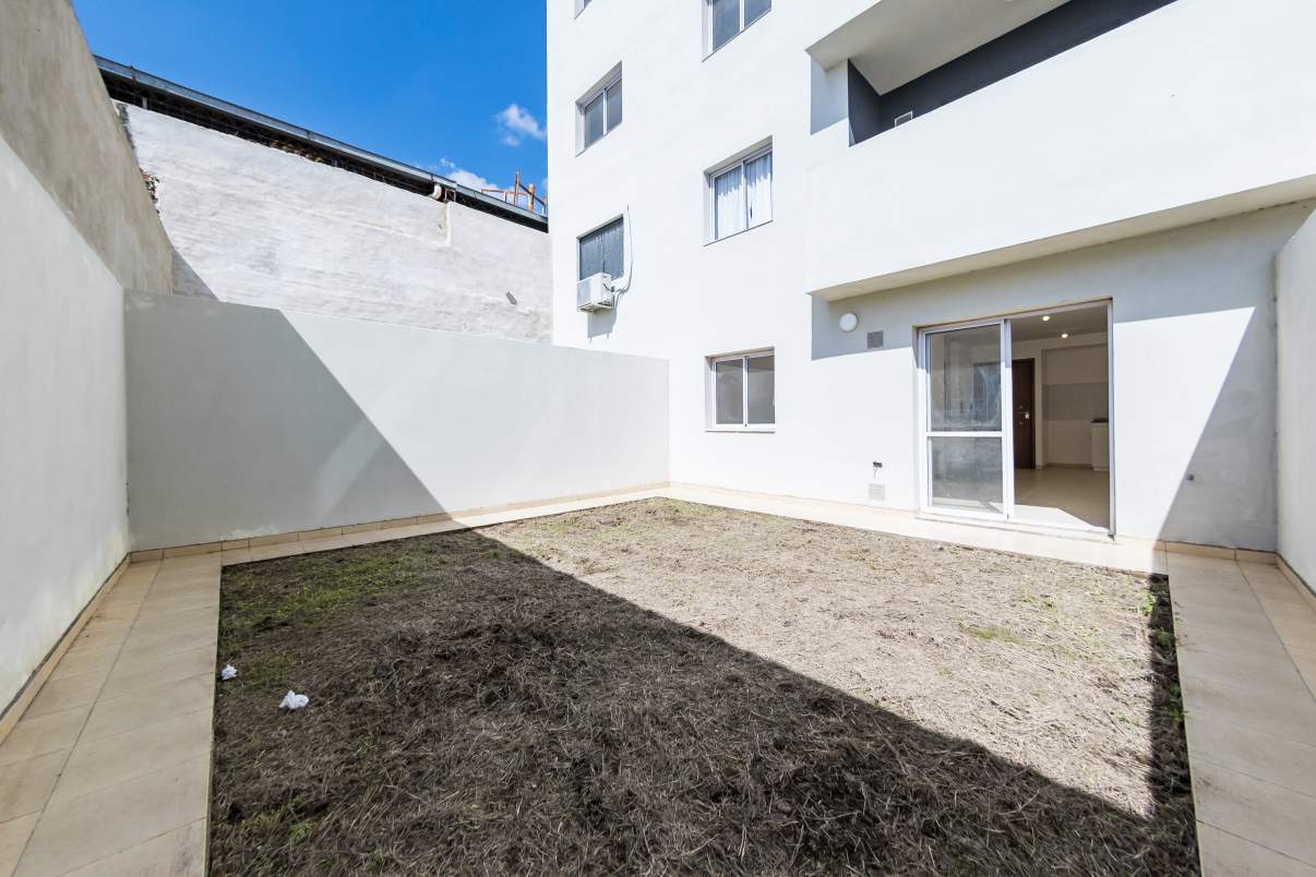 VENTA. DEPARTAMENTO A ESTRENAR. 1 DORMITORIO CON VESTIDOR. PATIO CON PASTO. ALBERDI. CÓRDOBA.