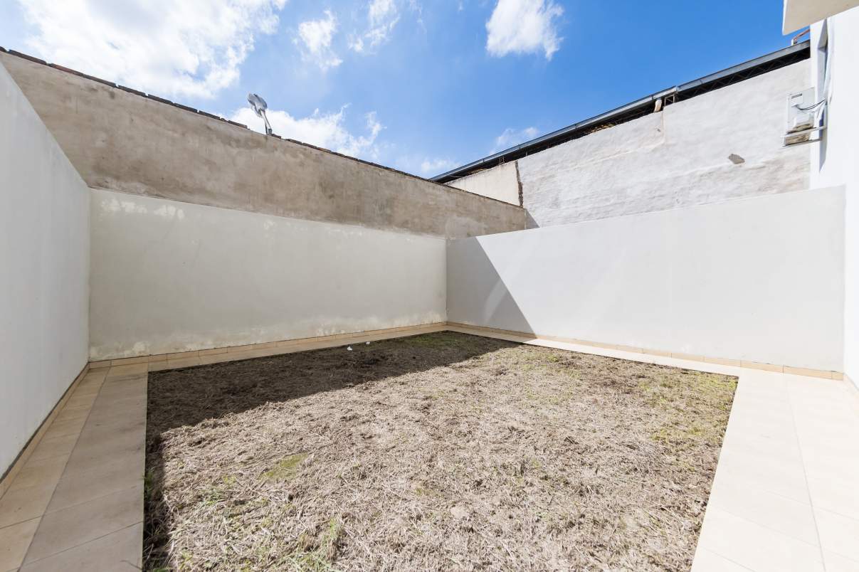 VENTA. DEPARTAMENTO A ESTRENAR. 1 DORMITORIO CON VESTIDOR. PATIO CON PASTO. ALBERDI. CÓRDOBA.