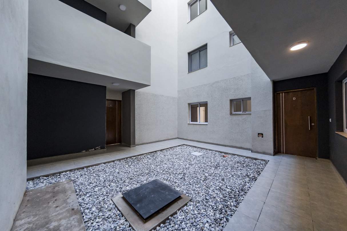 VENTA. DEPARTAMENTO A ESTRENAR. 1 DORMITORIO CON VESTIDOR. PATIO CON PASTO. ALBERDI. CÓRDOBA.