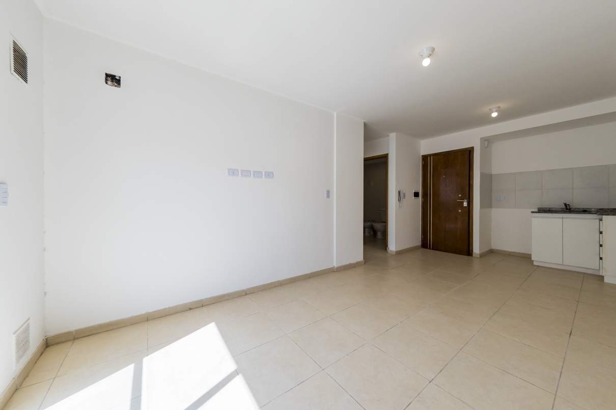 VENTA. DEPARTAMENTO A ESTRENAR. 1 DORMITORIO CON VESTIDOR. PATIO CON PASTO. ALBERDI. CÓRDOBA.
