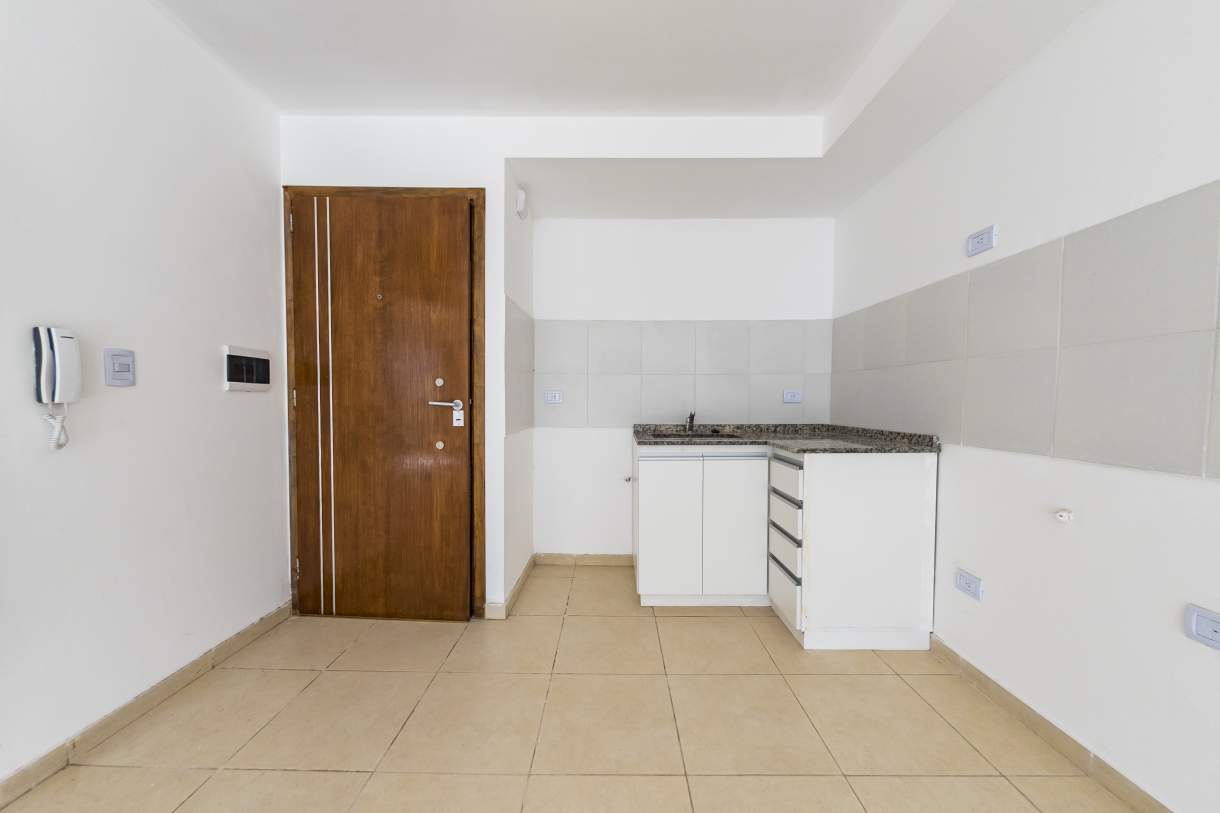 VENTA. DEPARTAMENTO A ESTRENAR. 1 DORMITORIO CON VESTIDOR. PATIO CON PASTO. ALBERDI. CÓRDOBA.