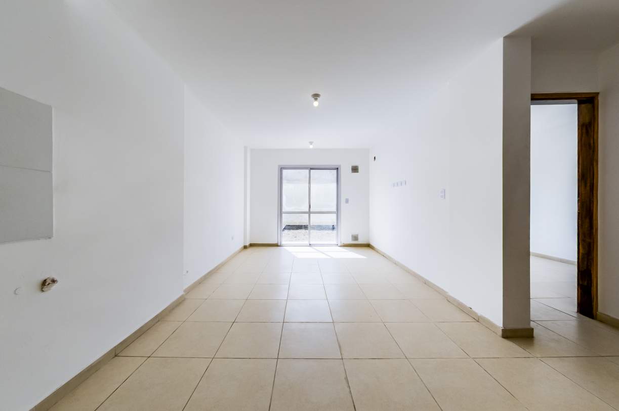 VENTA. DEPARTAMENTO A ESTRENAR. 1 DORMITORIO CON VESTIDOR. PATIO CON PASTO. ALBERDI. CÓRDOBA.