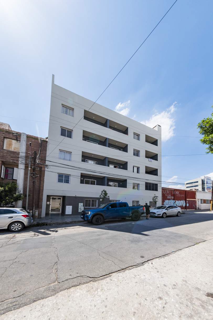 VENTA. DEPARTAMENTO A ESTRENAR. 2 DORMITORIOS. BALCÓN CON ASADOR. ALBERDI. CÓRDOBA.