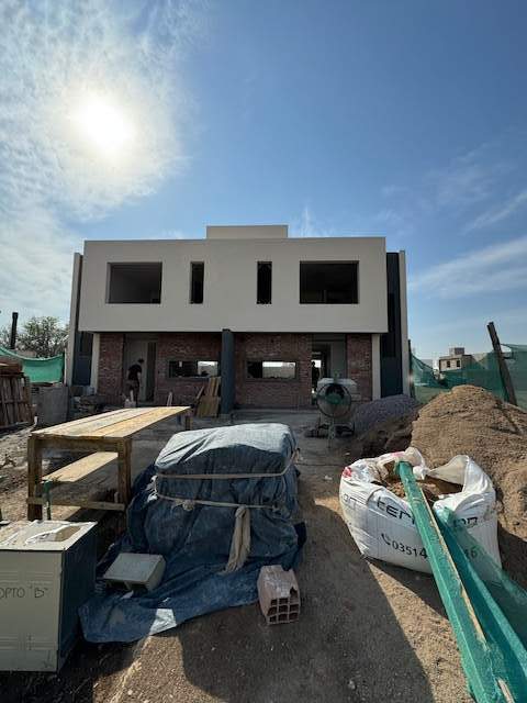 VENTA HERMOSOS DUPLEX EN DISTRITO SUR