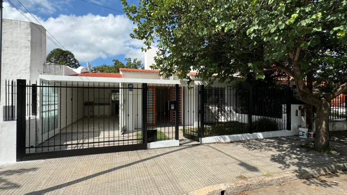 Casa de 2 dormitorios en alquiler en Villa Centenario RECICLADA!!!