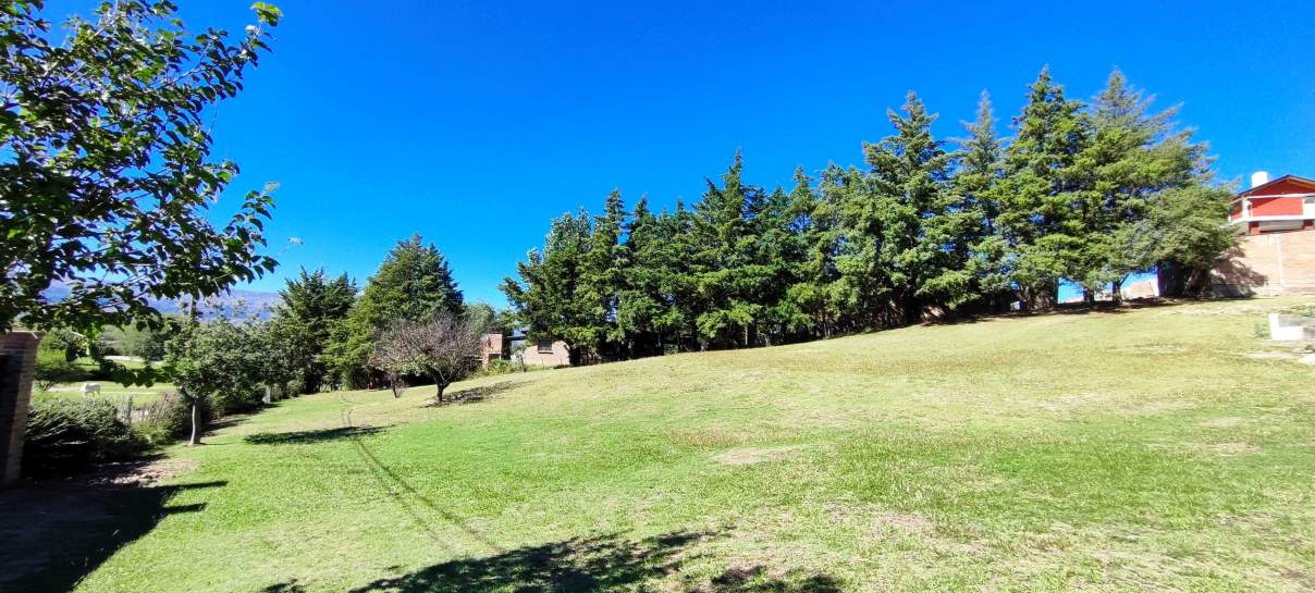 CASA CON AMPLIO PARQUE EN VILLA CURA