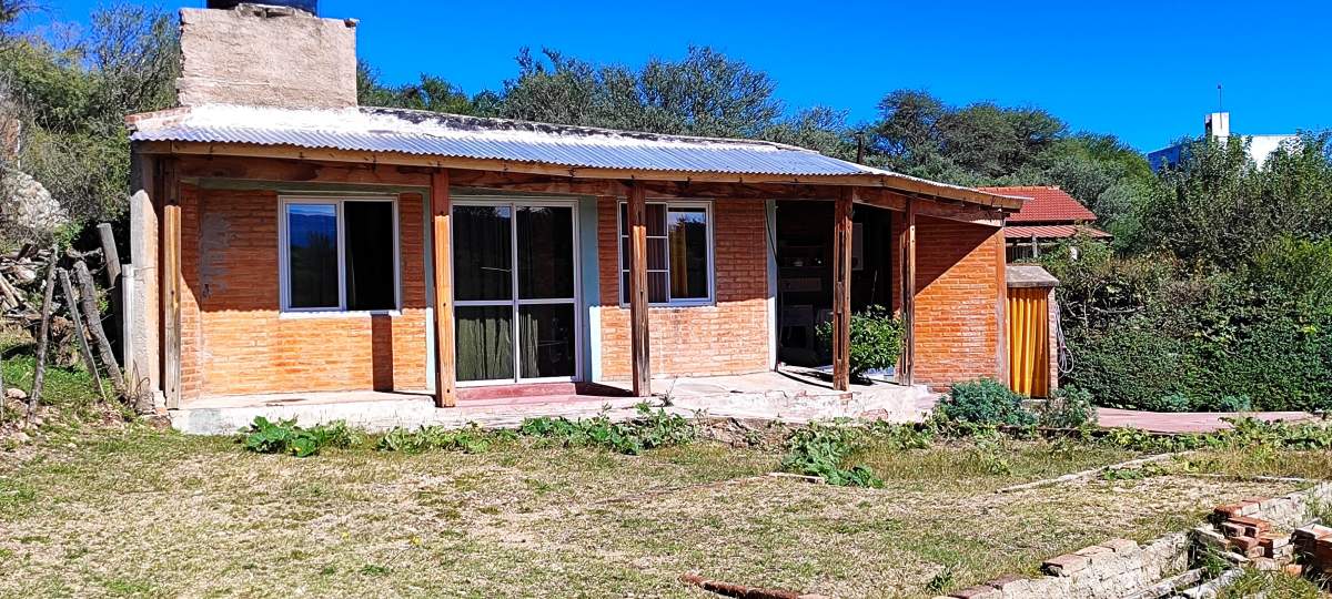 CASA CON AMPLIO PARQUE EN VILLA CURA