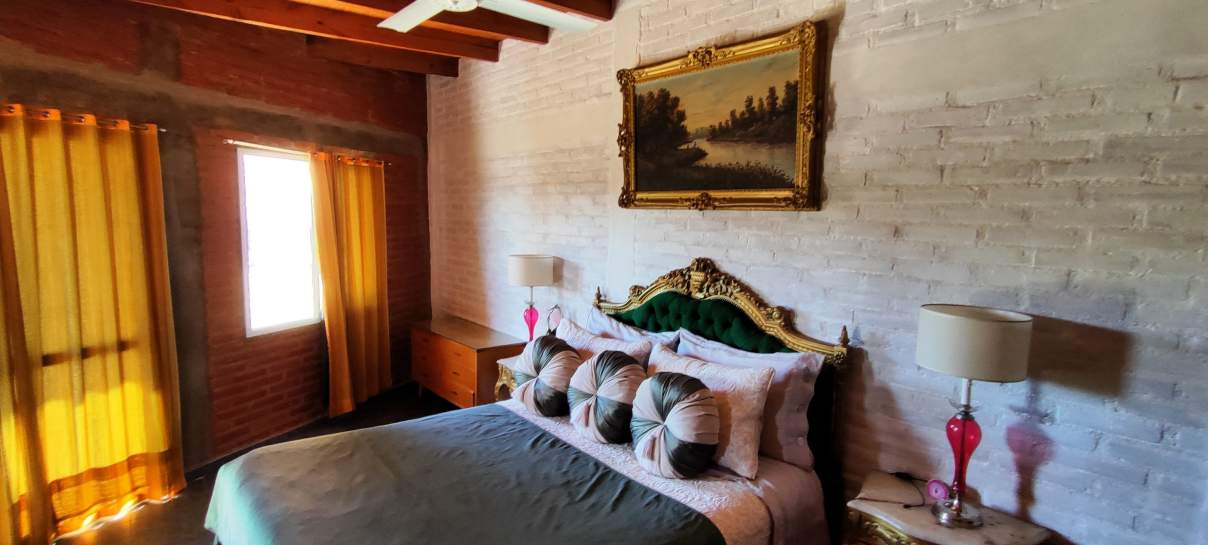 CASA CON AMPLIO PARQUE EN VILLA CURA