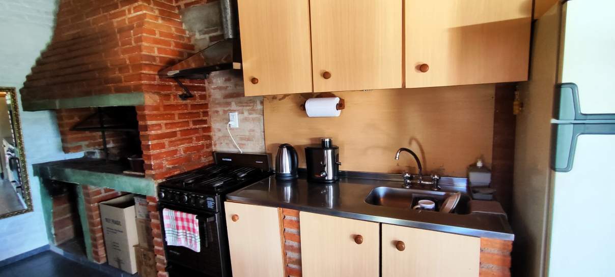 CASA CON AMPLIO PARQUE EN VILLA CURA