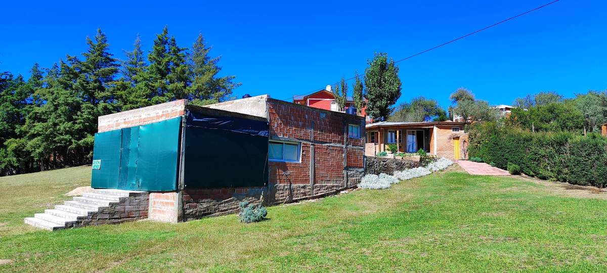 CASA CON AMPLIO PARQUE EN VILLA CURA