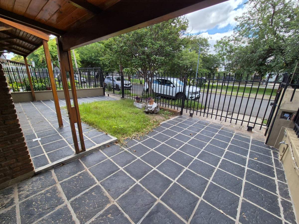 Casa en VENTA - Damian Garat 3025, Poeta Lugones, Córdoba, Argentina - 4 dormitorios