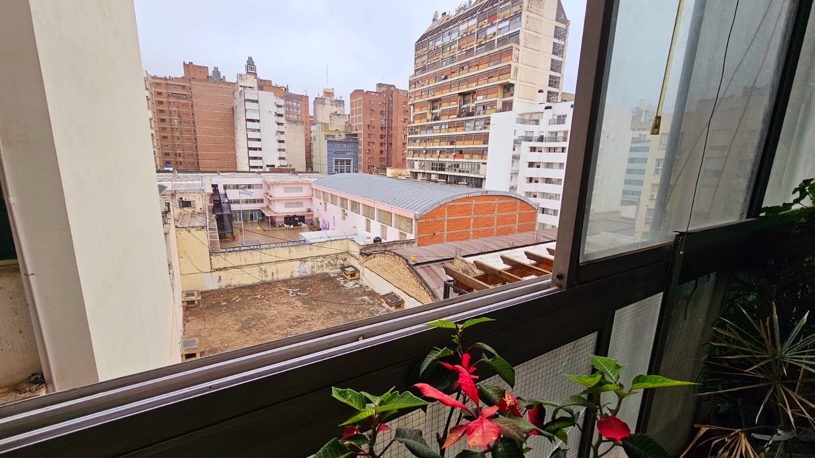 VENDO SEMIPISO CON COCHERA EN EL CENTRO DE CÓRDOBA  Av. Vélez Sarsfield 256
