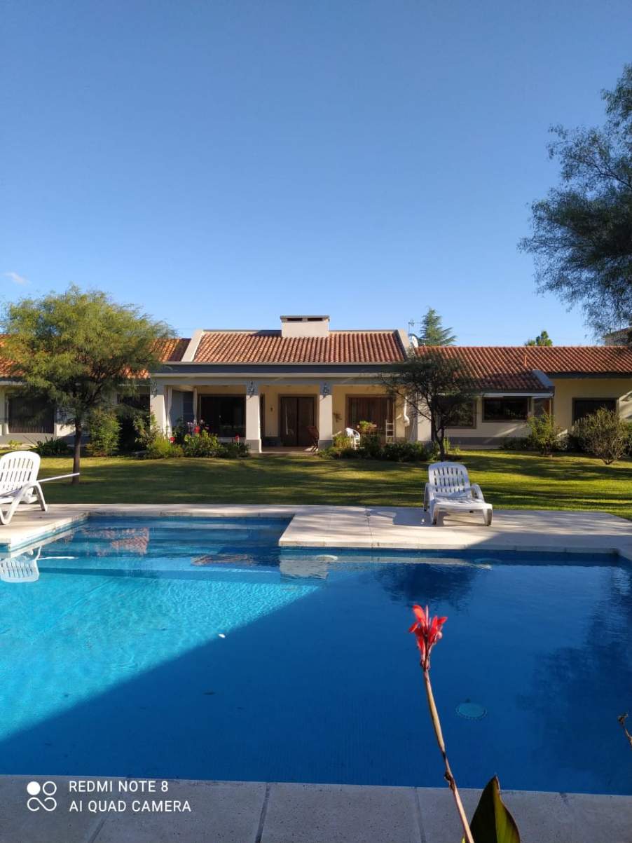 IMPECABLE CASA EN GRAN TERRENO