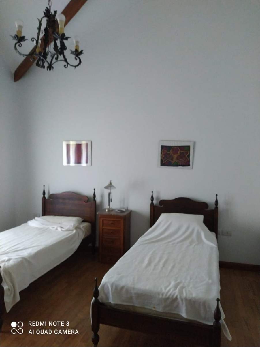 IMPECABLE CASA EN GRAN TERRENO