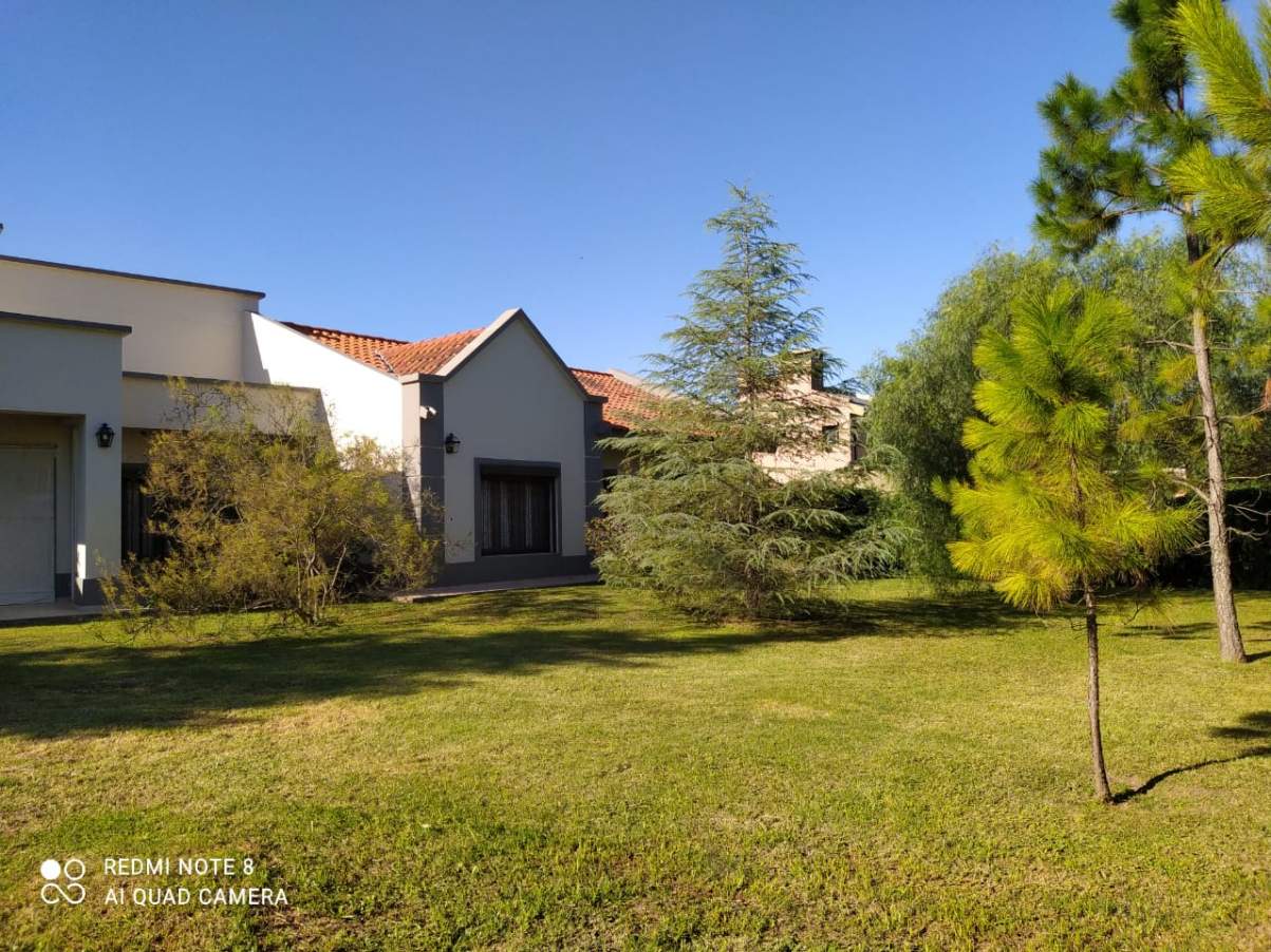 IMPECABLE CASA EN GRAN TERRENO