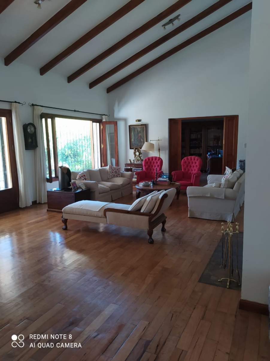 IMPECABLE CASA EN GRAN TERRENO