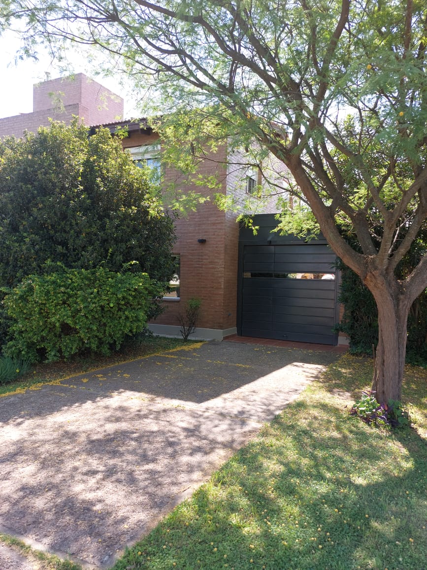 Venta APTA CREDITO casa de 3 dormitorios en Valle Escondido ( Los Arboles)
