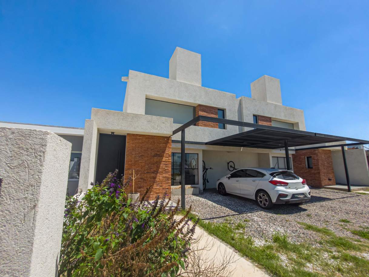 VENTA. DÚPLEX. 2 DORMITORIOS. COCHERA CUBIERTA. GALERÍA CON ASADOR. SEGURIDAD 24 HORAS. SAN IGNACIO 