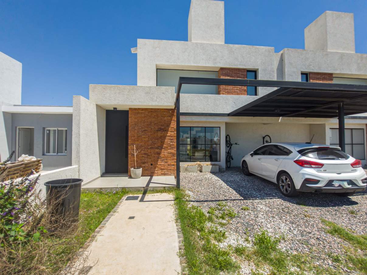 VENTA. DÚPLEX. 2 DORMITORIOS. COCHERA CUBIERTA. GALERÍA CON ASADOR. SEGURIDAD 24 HORAS. SAN IGNACIO 