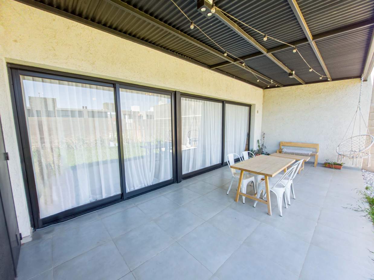 VENTA. DÚPLEX. 2 DORMITORIOS. COCHERA CUBIERTA. GALERÍA CON ASADOR. SEGURIDAD 24 HORAS. SAN IGNACIO 