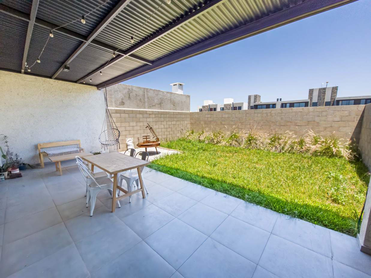 VENTA. DÚPLEX. 2 DORMITORIOS. COCHERA CUBIERTA. GALERÍA CON ASADOR. SEGURIDAD 24 HORAS. SAN IGNACIO 