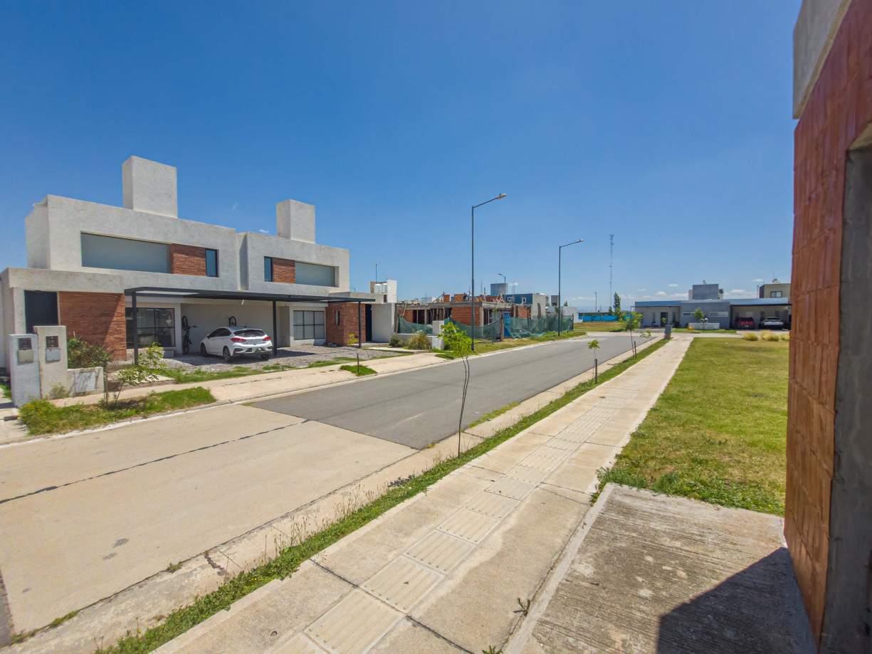 VENTA. DÚPLEX. 2 DORMITORIOS. COCHERA CUBIERTA. GALERÍA CON ASADOR. SEGURIDAD 24 HORAS. SAN IGNACIO 