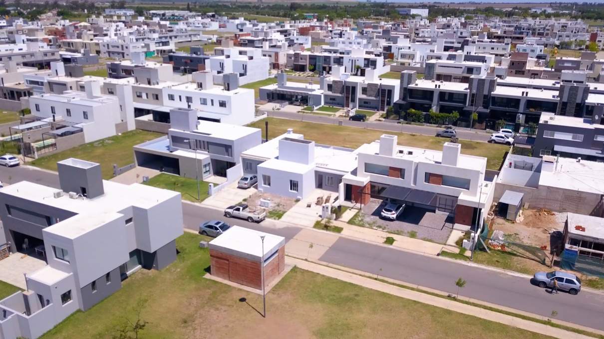 VENTA. DÚPLEX. 2 DORMITORIOS. COCHERA CUBIERTA. GALERÍA CON ASADOR. SEGURIDAD 24 HORAS. SAN IGNACIO 