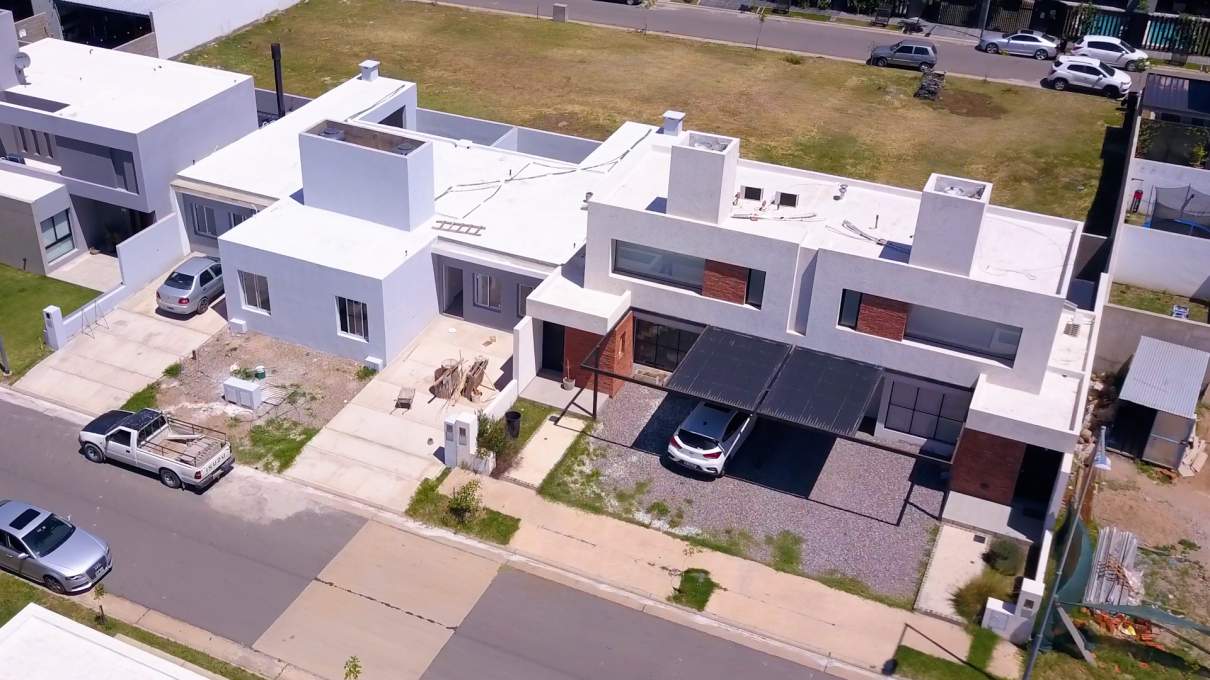 VENTA. DÚPLEX. 2 DORMITORIOS. COCHERA CUBIERTA. GALERÍA CON ASADOR. SEGURIDAD 24 HORAS. SAN IGNACIO 