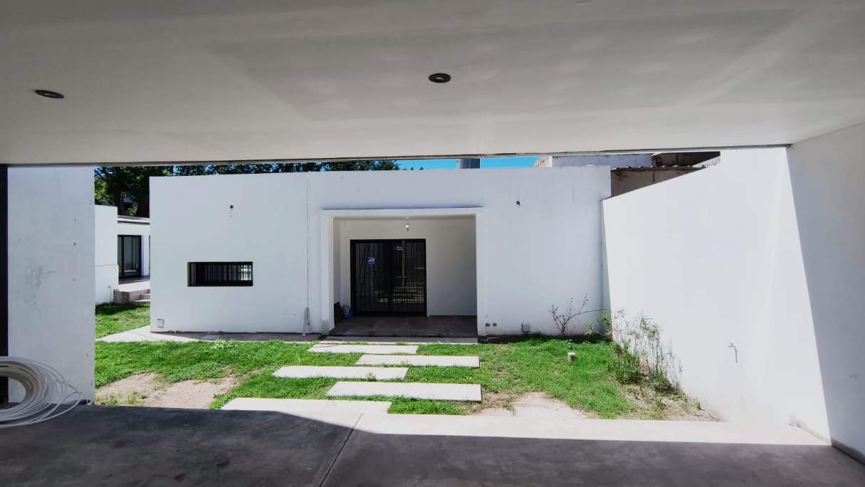 ARGUELLO: MONSEÑOR FERREYRA 6730 AMPLIA CASA DE 3 DOR  C  PILETA