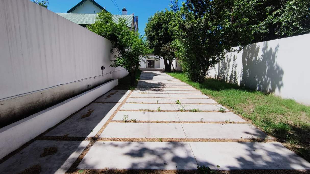 ARGUELLO: MONSEÑOR FERREYRA 6730 AMPLIA CASA DE 3 DOR  C  PILETA