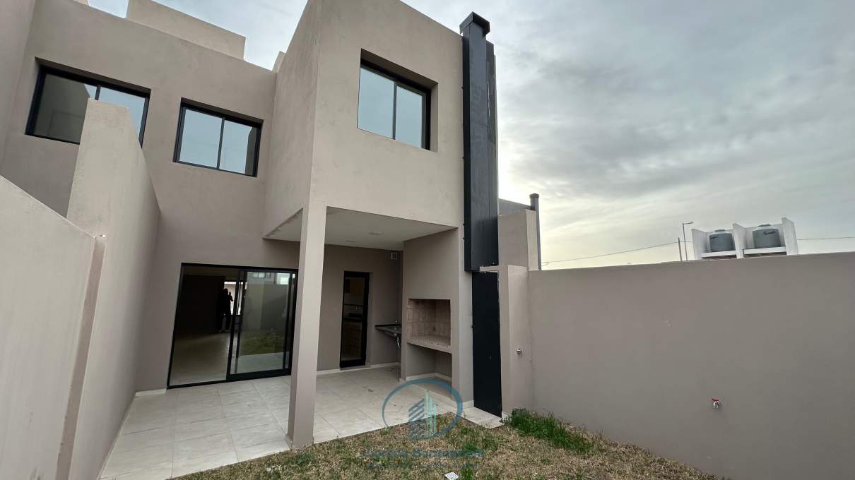 DUPLEX EN VENTA COLINAS DE MANANTIALES 3D3B GALERIA CASADOR