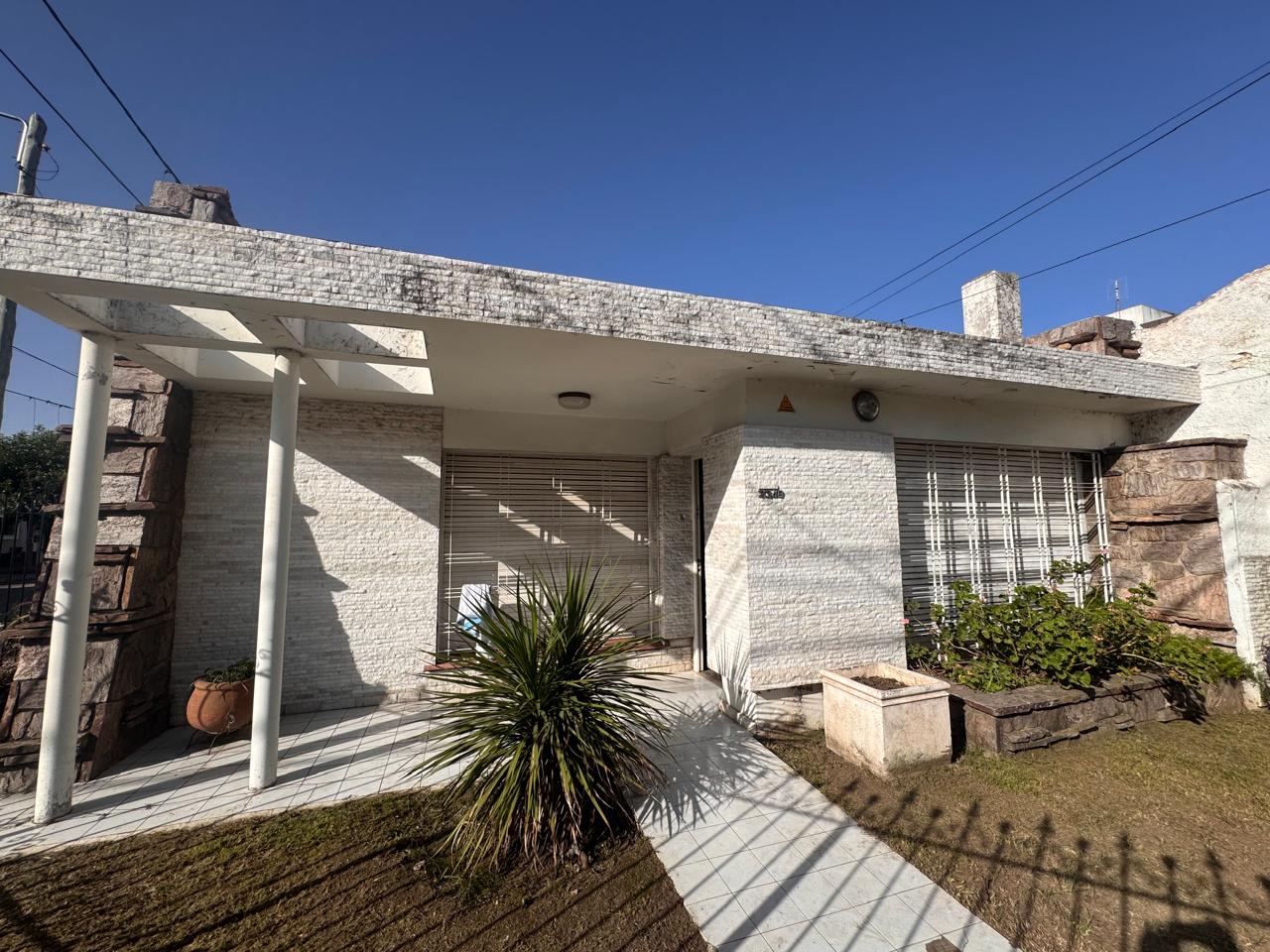 Casa esquina en Villa Cabrera - Av. Caraffa