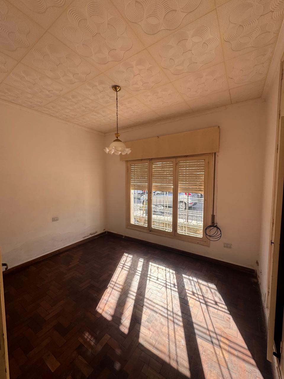 Casa esquina en Villa Cabrera - Av. Caraffa