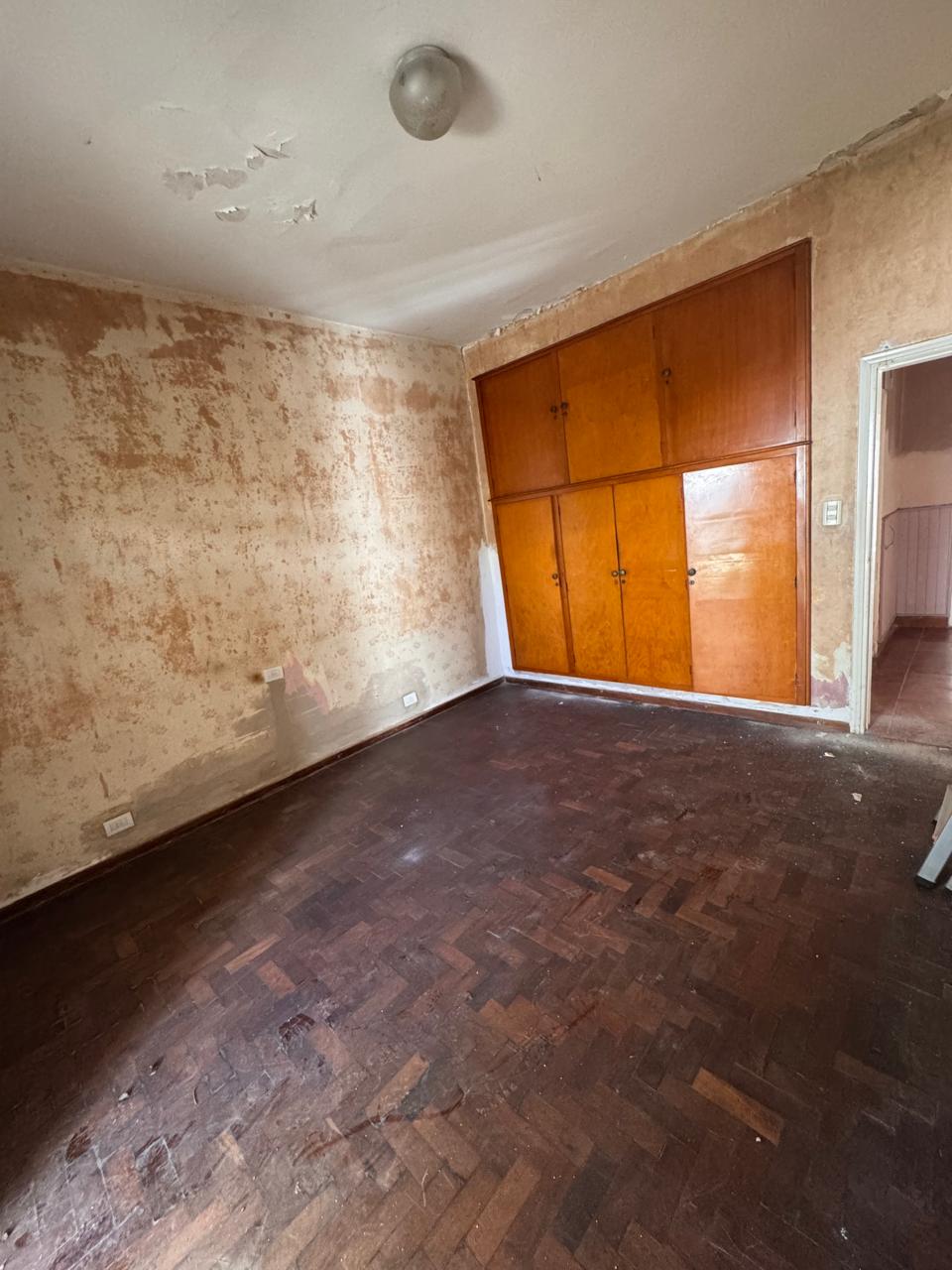 Casa esquina en Villa Cabrera - Av. Caraffa