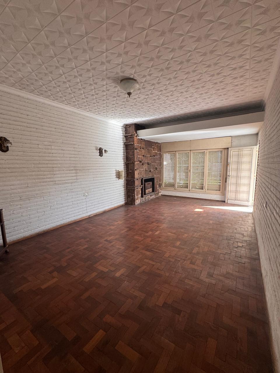 Casa esquina en Villa Cabrera - Av. Caraffa