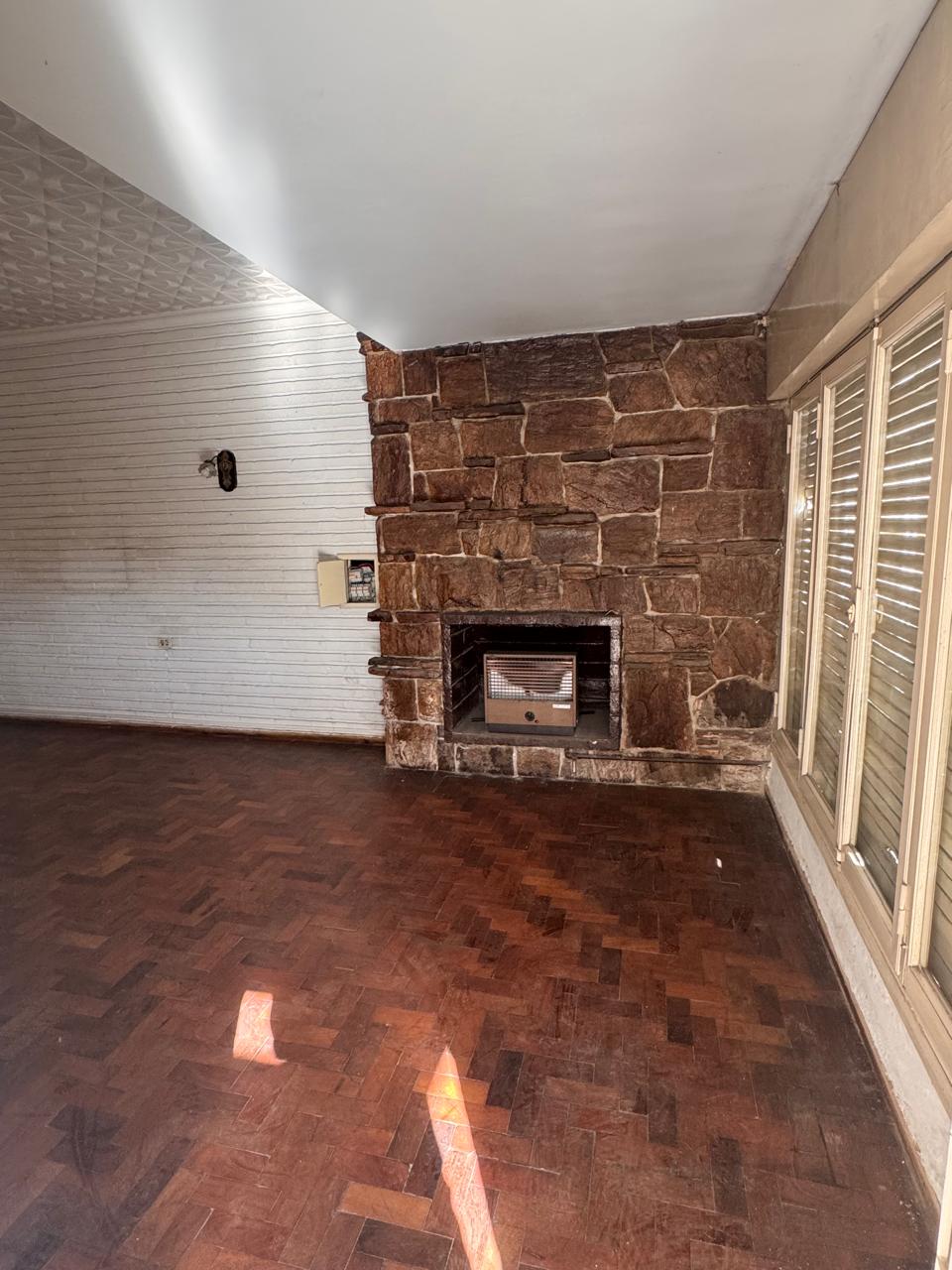 Casa esquina en Villa Cabrera - Av. Caraffa