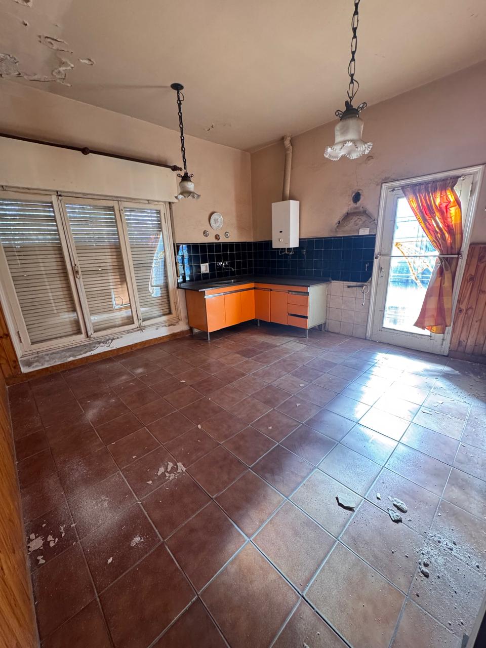 Casa esquina en Villa Cabrera - Av. Caraffa