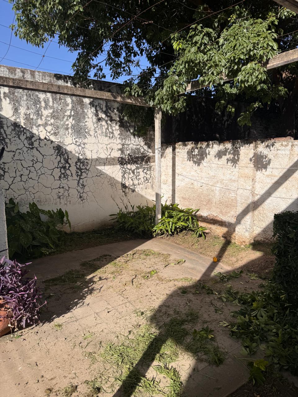 Casa esquina en Villa Cabrera - Av. Caraffa