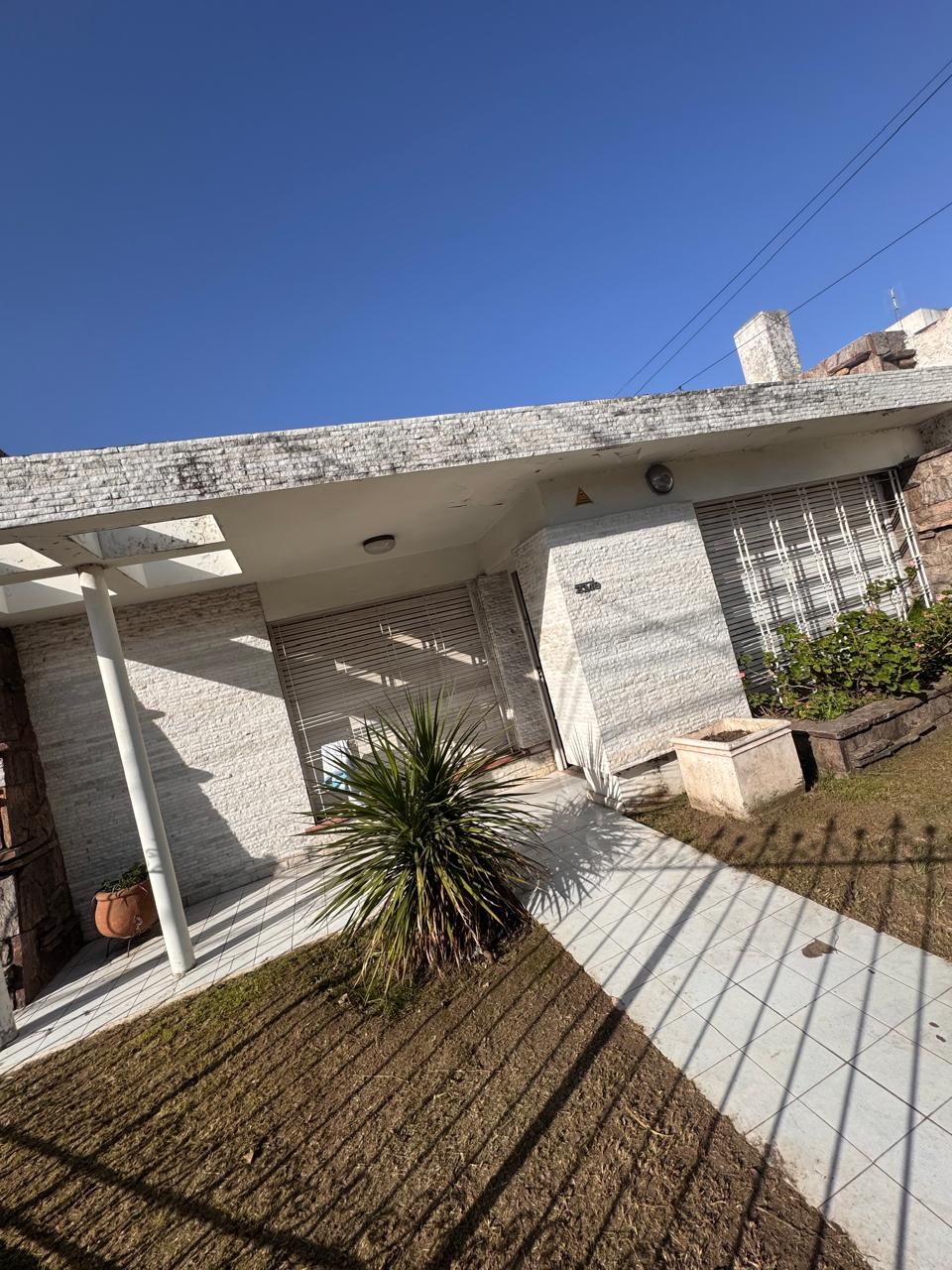 Casa esquina en Villa Cabrera - Av. Caraffa