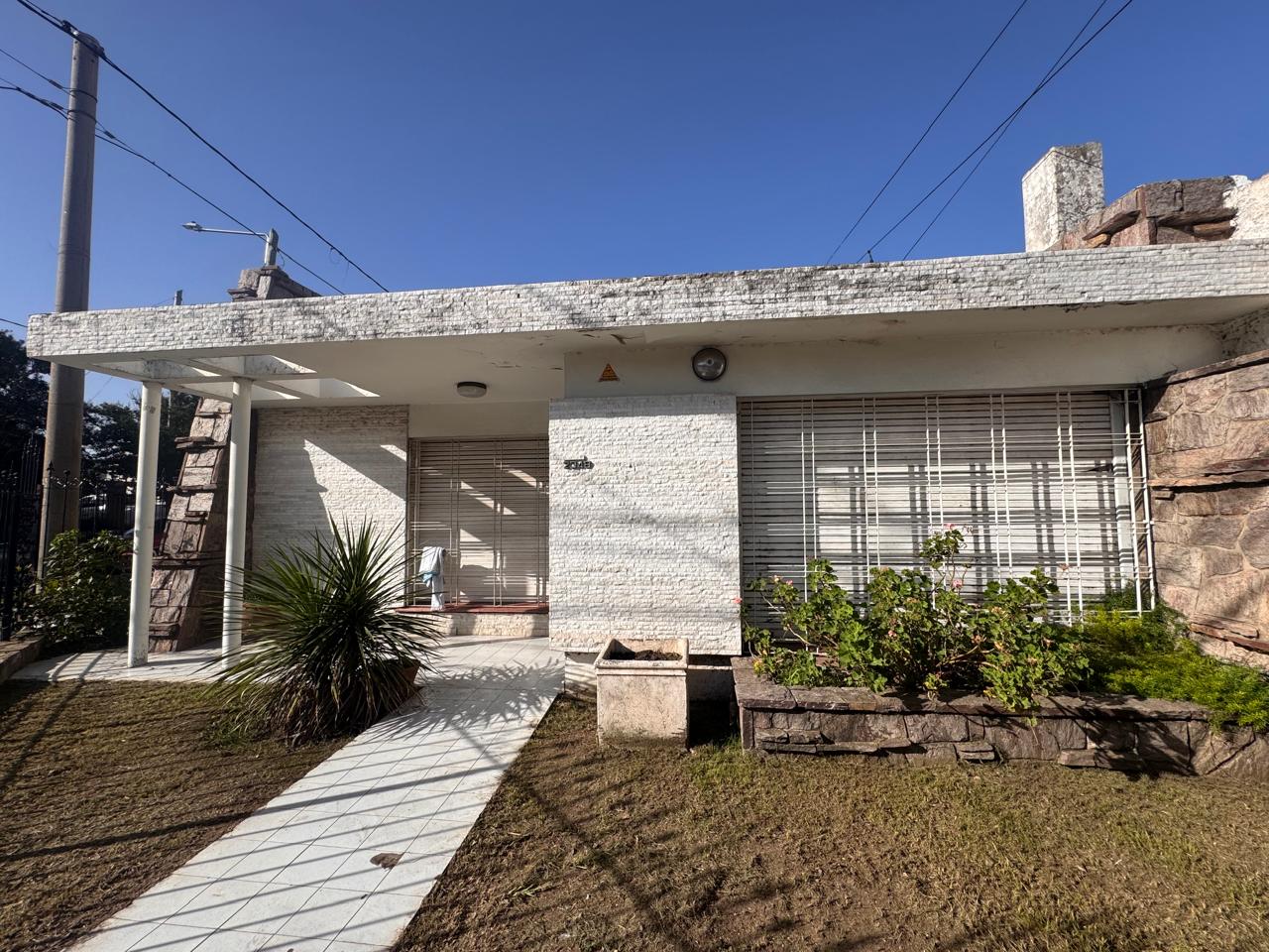 Casa esquina en Villa Cabrera - Av. Caraffa