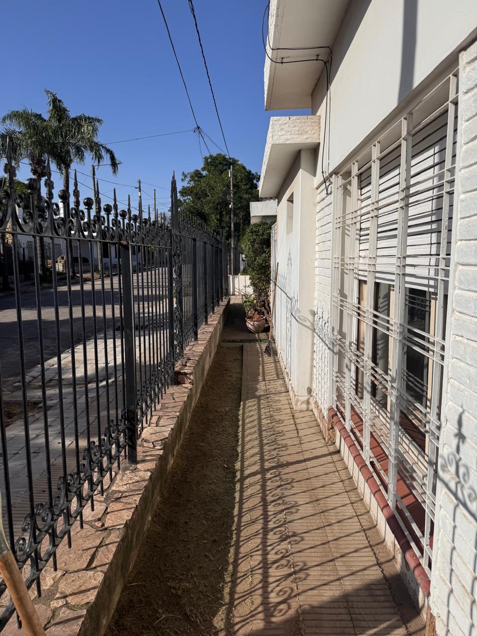 Casa esquina en Villa Cabrera - Av. Caraffa