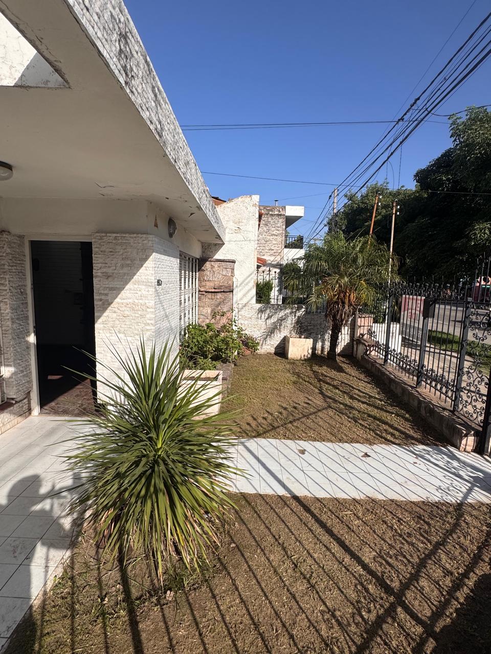 Casa esquina en Villa Cabrera - Av. Caraffa