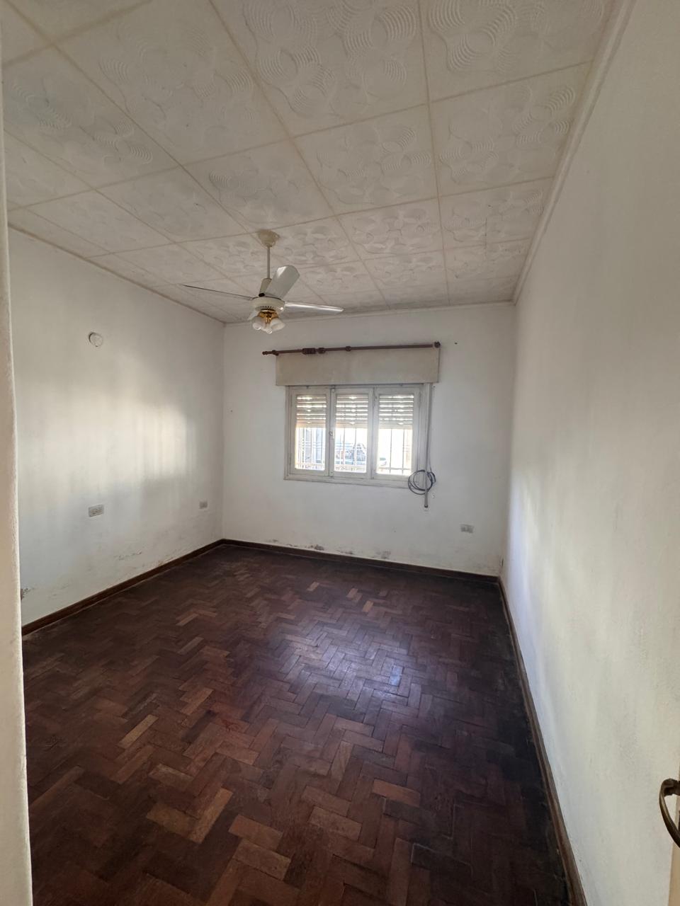 Casa esquina en Villa Cabrera - Av. Caraffa