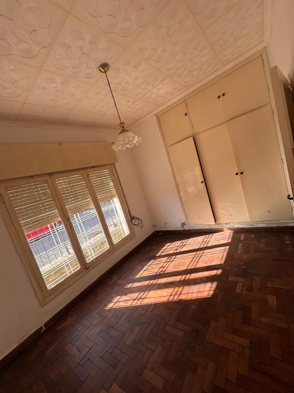 Casa esquina en Villa Cabrera - Av. Caraffa