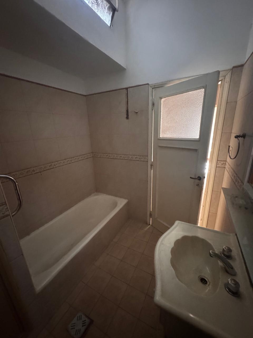 Casa esquina en Villa Cabrera - Av. Caraffa