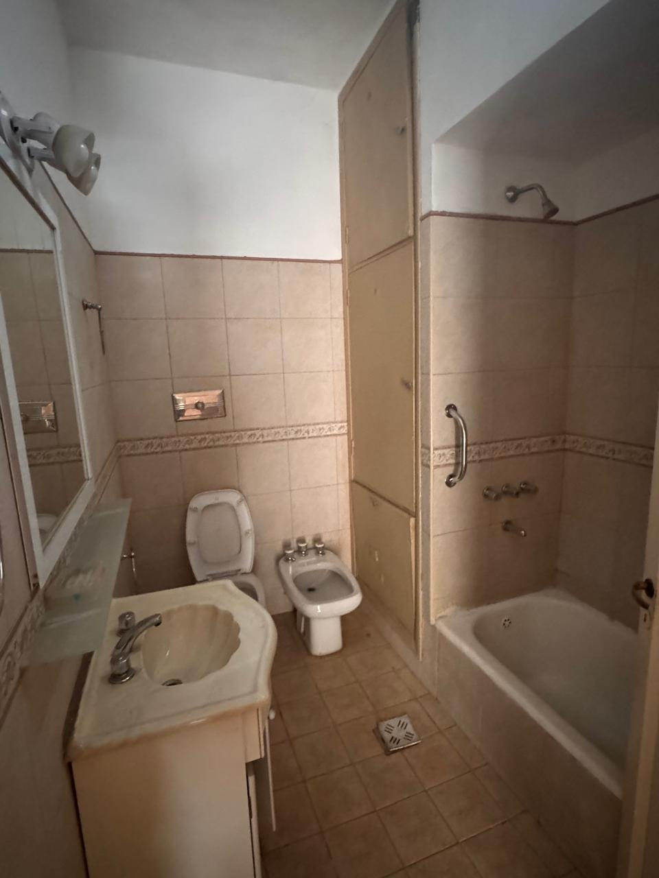 Casa esquina en Villa Cabrera - Av. Caraffa