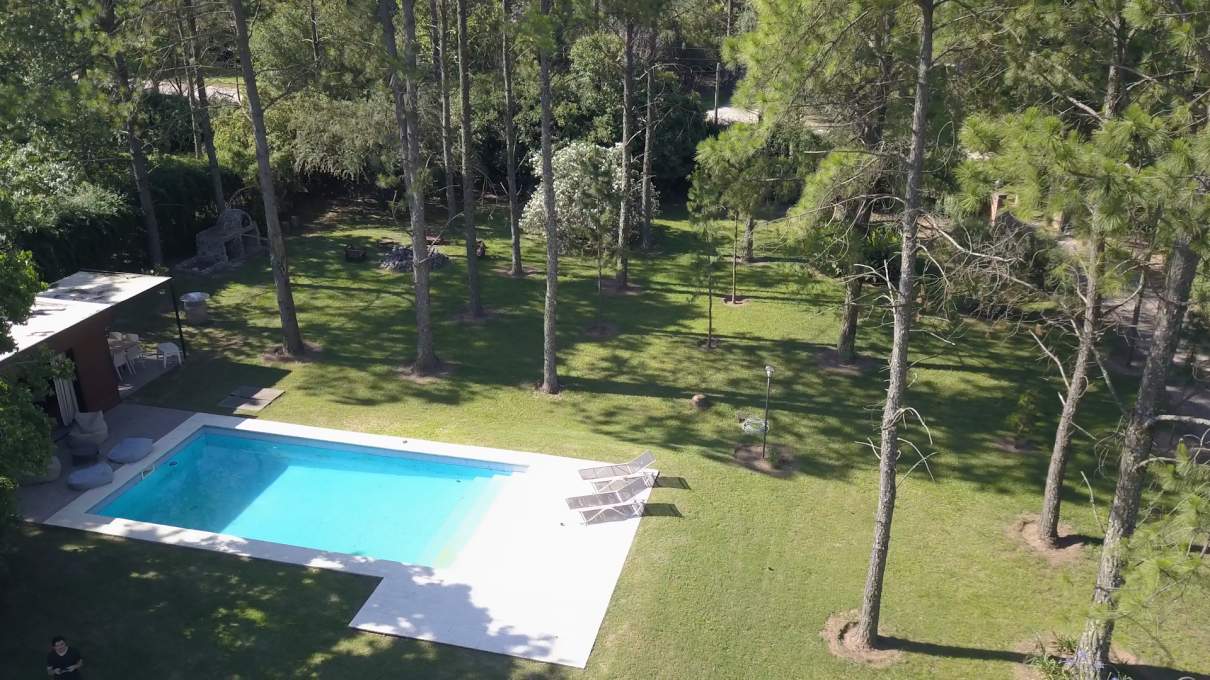 VENTA CASA DE UNA SOLA PLANTA. 3 DORMITORIOS. 5 BAÑOS. IMPONENTE JARDÍN CON GALERÍA, PILETA Y QUINCH